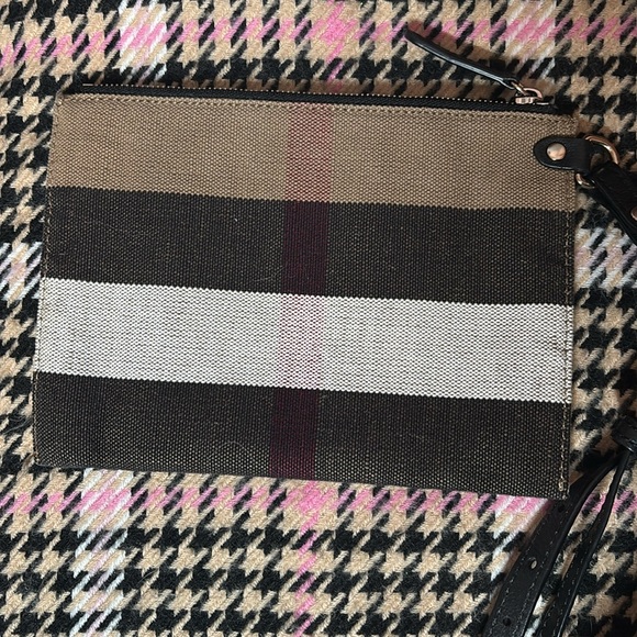 Burberry 💯 Authentic Slim tote in canvas with black leather! EUC - Picture 11 of 15